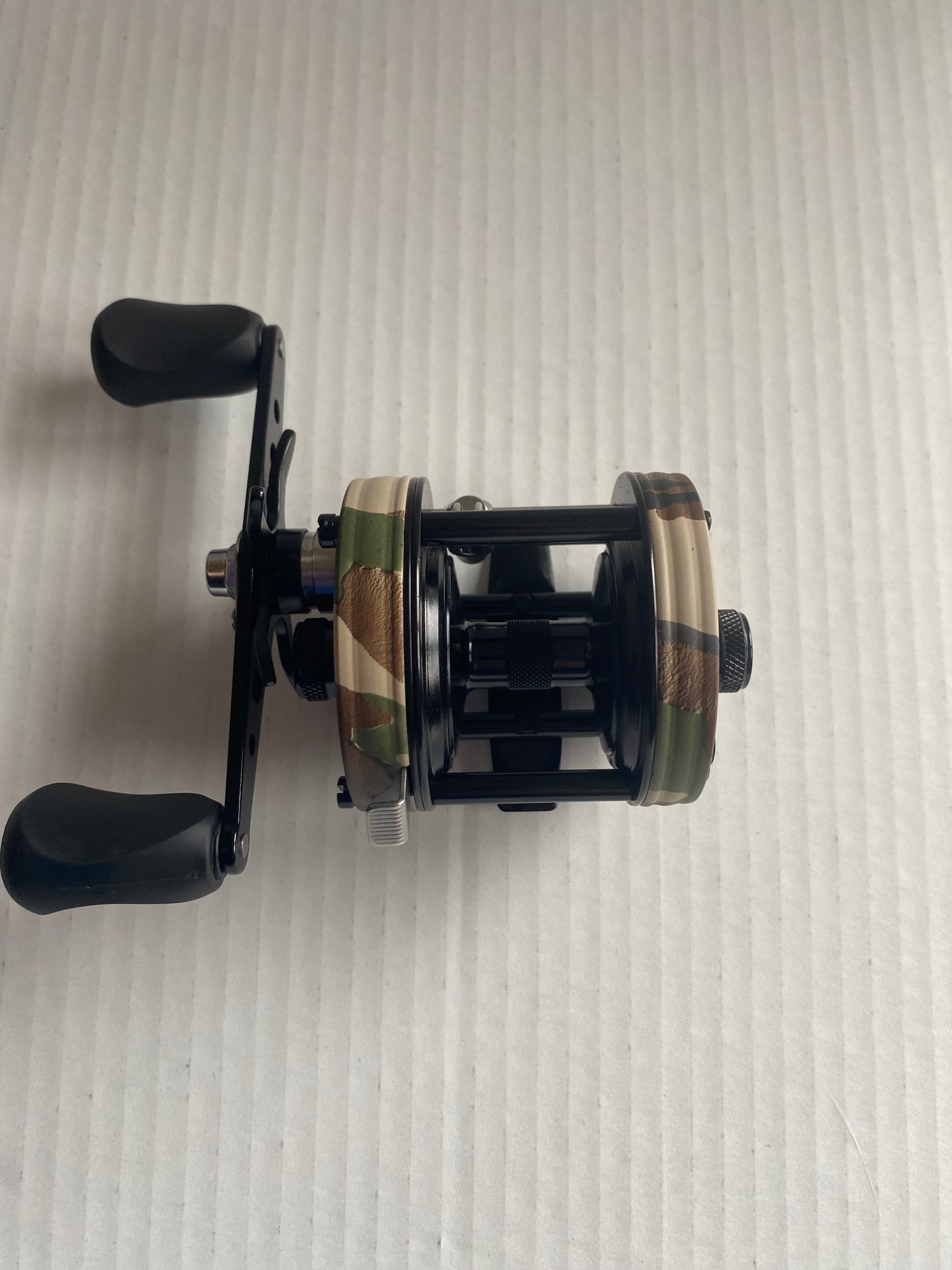 Carp Baitcaster Fishing Reel / Smooth Performance Fish-On Beepers and Flavor Carp Baitcaster Fishing Reel / Smooth Performance Fish-On Beepers and Flavor